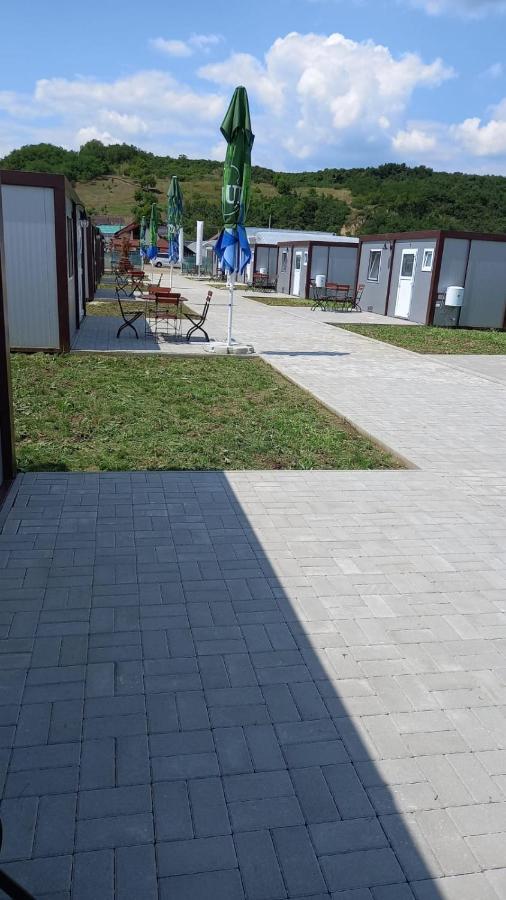Glamtainer Court Hotel Udvarfalva Kültér fotó